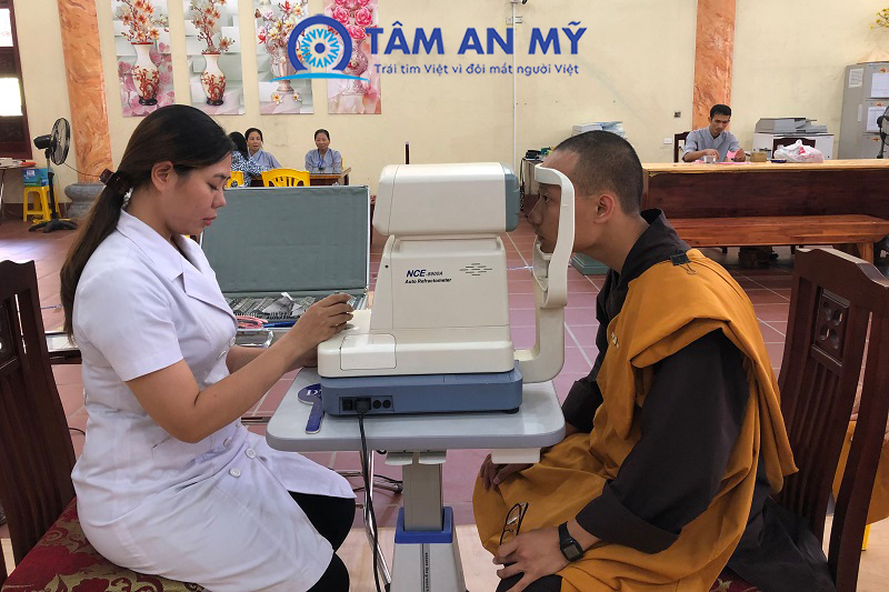 Khám và cắt kính miễn phí cho Tăng ni Phật tử Chùa BA VÀNG